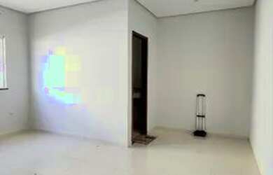 Imagem: A casa possui 3 Dormitórios, 2 Banheiros, 2 Vagas na garagem