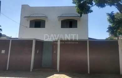 Imagem: A casa possui 3 Dormitórios, 3 Banheiros, 5 Vagas na garagem