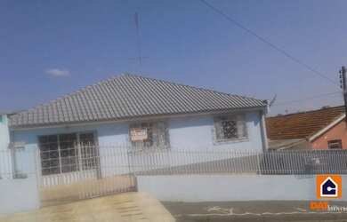 Imagem: A casa possui 3 Dormitórios, 1 Banheiro, 4 Vagas na garagem