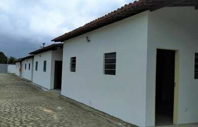 Imagem: A casa possui 2 Dormitórios, 1 Banheiro, 2 Vagas na garagem