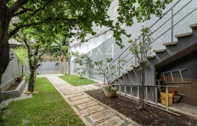 Imagem: A casa possui 4 Dormitórios, 5 Banheiros, 3 Vagas na garagem