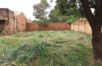 Imagem 1: E/ Vende-se terreno. 