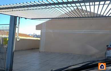 Imagem: A casa possui 2 Dormitórios, 1 Banheiro, 1 Vaga na garagem