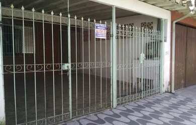 Imagem: A casa possui 3 Dormitórios, 2 Banheiros, 2 Vagas na garagem