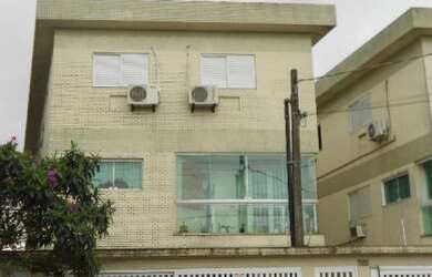 Imagem: A casa possui 3 Dormitórios, 1 Banheiro, 2 Vagas na garagem