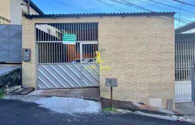 Imagem: A casa possui 3 Dormitórios, 2 Banheiros, 1 Vaga na garagem