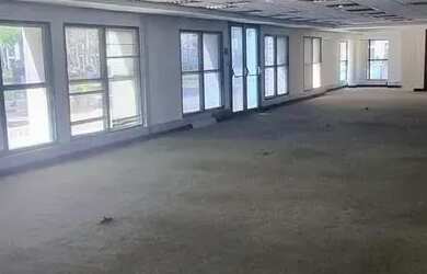 Imagem: O depósito possui 5 Vagas na garagem e 1200m² de Área e está