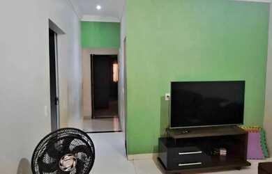 Imagem: A casa possui 3 Dormitórios, 1 Banheiro, 2 Vagas na garagem