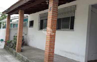 Imagem: A casa possui 3 Dormitórios, 2 Banheiros, 1 Vaga na garagem