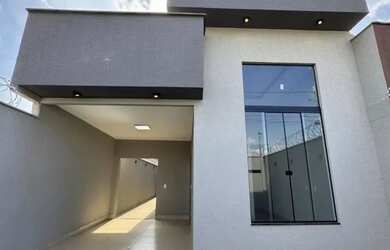 Imagem: A casa possui 3 Dormitórios, 2 Banheiros, 2 Vagas na garagem