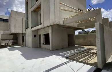 Imagem: A casa possui 3 Dormitórios, 5 Banheiros, 2 Vagas na garagem