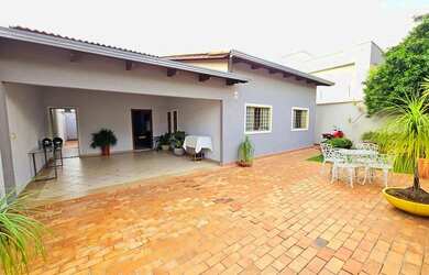 Imagem: A casa possui 5 Dormitórios, 5 Banheiros, 5 Vagas na garagem