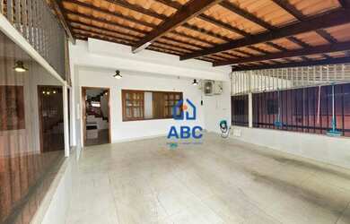 Imagem: A casa possui 3 Dormitórios, 5 Banheiros, 2 Vagas na garagem