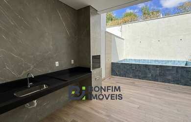 Imagem: A casa possui 3 Dormitórios, 3 Banheiros, 2 Vagas na garagem