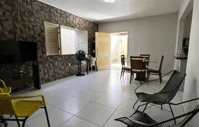 Imagem: A casa possui 3 Dormitórios, 2 Banheiros, 2 Vagas na garagem