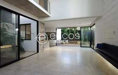 Imagem: A casa possui 3 Dormitórios, 3 Banheiros, 2 Vagas na garagem