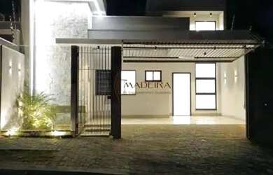 Imagem: A casa possui 3 Dormitórios, 2 Banheiros, 3 Vagas na garagem