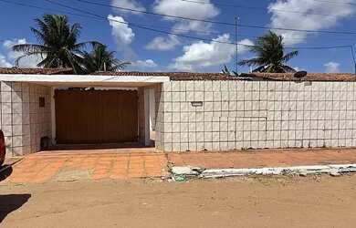 Imagem: A casa possui 2 Dormitórios, 1 Banheiro, 2 Vagas na garagem