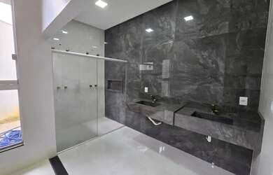 Imagem: A casa possui 3 Dormitórios, 2 Banheiros, 1 Vaga na garagem