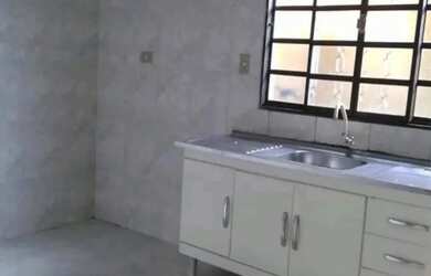 Imagem: A casa possui 2 Dormitórios, 1 Banheiro, 2 Vagas na garagem