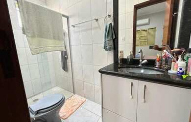 Imagem: A casa possui 3 Dormitórios, 2 Banheiros, 4 Vagas na garagem