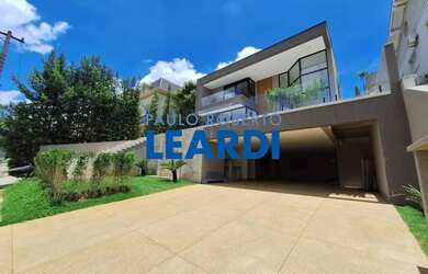 Imagem: A casa em condomínio possui 4 Dormitórios, 4 Banheiros, 4