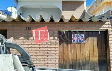 Imagem: A casa possui 5 Dormitórios, 3 Banheiros, 2 Vagas na garagem