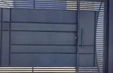 Imagem: A casa possui 2 Dormitórios, 2 Banheiros, 2 Vagas na garagem