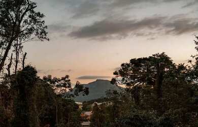 Imagem: O terreno possui 375m² de Área e está localizado em Gramado