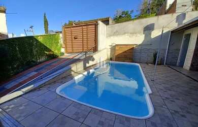 Imagem: A casa possui 4 Dormitórios, 4 Banheiros, 2 Vagas na garagem