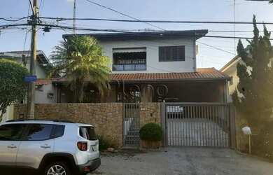 Imagem: A casa possui 3 Dormitórios, 3 Banheiros, 4 Vagas na garagem