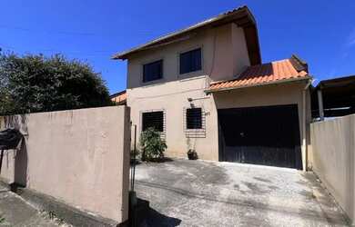 Imagem: A casa possui 3 Dormitórios, 2 Banheiros, 3 Vagas na garagem