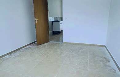 Imagem: A casa possui 1 Dormitório, 1 Banheiro, 1 Vaga na garagem