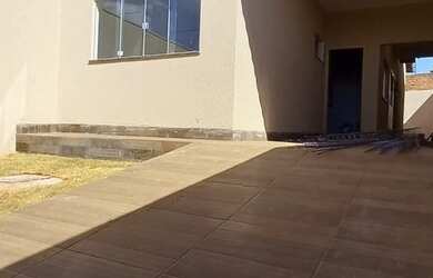 Imagem: A casa possui 3 Dormitórios, 3 Banheiros, 3 Vagas na garagem