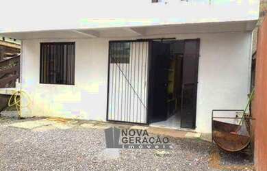 Imagem: A casa possui 2 Dormitórios, 1 Banheiro, 1 Vaga na garagem