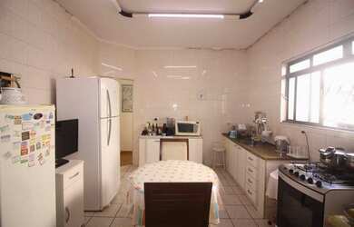 Imagem: A casa possui 3 Dormitórios, 2 Banheiros, 5 Vagas na garagem