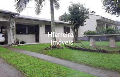 Imagem: A casa possui 3 Dormitórios, 2 Banheiros, 2 Vagas na garagem