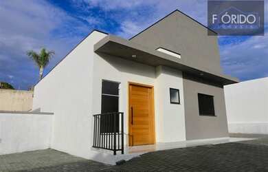 Imagem: A casa em condomínio possui 3 Dormitórios, 2 Banheiros, 2