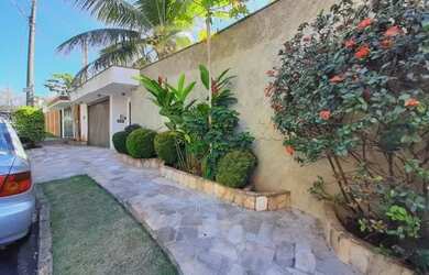 Imagem: A casa possui 3 Dormitórios, 4 Banheiros, 3 Vagas na garagem