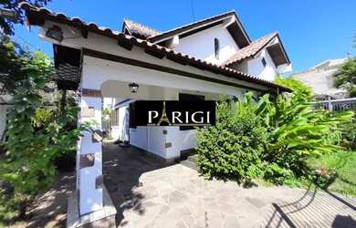 Imagem: A casa possui 4 Dormitórios, 3 Banheiros, 5 Vagas na garagem