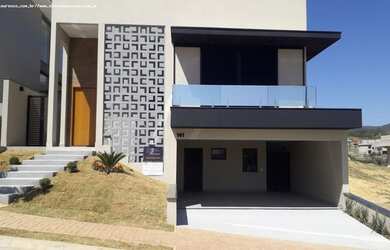 Imagem: A casa possui 3 Dormitórios, 2 Banheiros, 3 Vagas na garagem