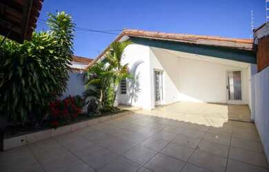 Imagem: A casa possui 2 Dormitórios, 1 Banheiro, 4 Vagas na garagem