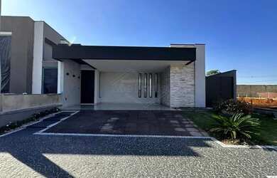 Imagem: A casa em condomínio possui 3 Dormitórios, 2 Banheiros, 4