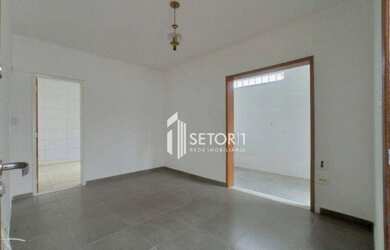 Imagem: A casa possui 3 Dormitórios, 2 Banheiros, 1 Vaga na garagem