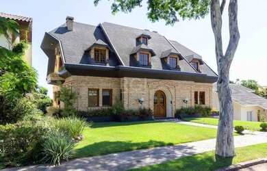 Imagem: A casa em condomínio possui 4 Dormitórios, 5 Banheiros, 3