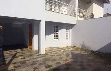 Imagem: A casa possui 3 Dormitórios, 1 Banheiro, 3 Vagas na garagem