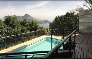 Imagem: A casa em condomínio possui 5 Dormitórios, 5 Banheiros, 3