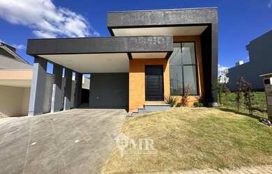 Imagem: A casa possui 3 Dormitórios, 1 Banheiro, 4 Vagas na garagem