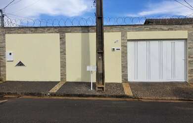 Imagem: A casa possui 3 Dormitórios, 2 Banheiros, 3 Vagas na garagem