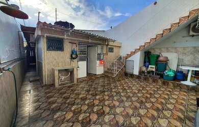 Imagem: A casa possui 3 Dormitórios, 1 Banheiro, 2 Vagas na garagem